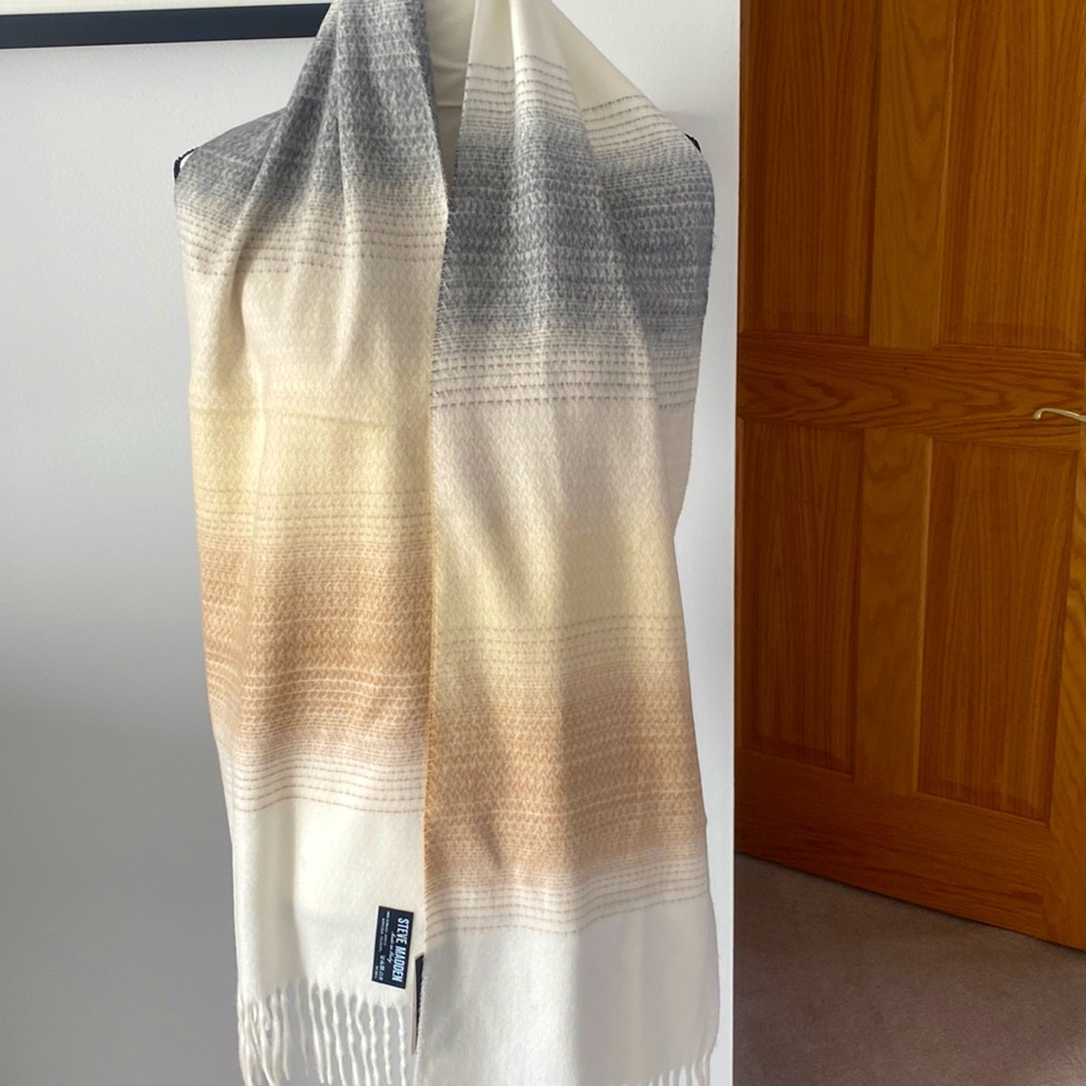 Soft scarf with fringes
